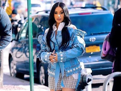 Hamil Besar, Cardi B Berpose Seksi di Cover Rolling Stone Hamil Besar, Cardi B Berpose Seksi di Cover Rolling Stone