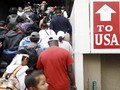 FOTO: Rombongan Imigran Tertahan di Perbatasan AS