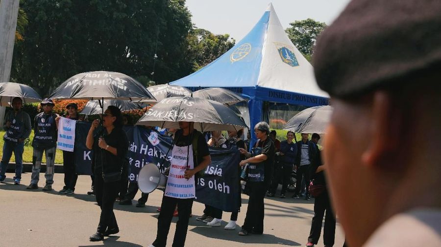 Warga sentul City menderita sejumlah kerugian seperti pasokan air yang terhenti.