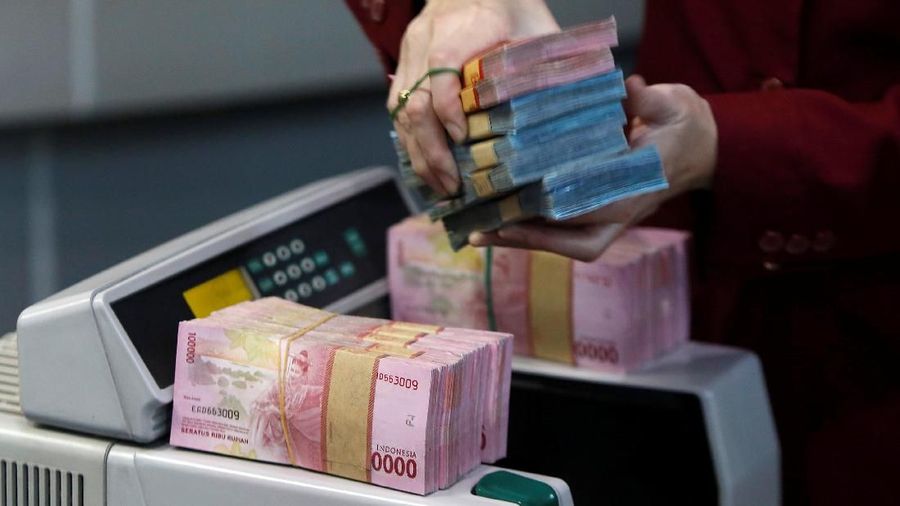 Indonesian rupiah banknotes are counted at a money changers in Jakarta, Indonesia April 25, 2018. REUTERS/Willy Kurniawan