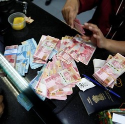 Inflasi RI Sesuai Target Bikin Rupiah Menguat, Dolar Turun ke Rp15.695