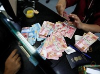 Bisik-bisik Pengusaha Uang RI Kering, Ternyata Parkir di Sini