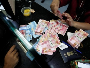 Penutupan Pasar: Rupiah Melemah ke Rp 15.040/US$