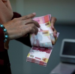 Rupiah Kini Melemah, Gara-gara Besok Pemilu?