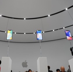 iPhone 12 Akan Pakai Layar OLED 6,7 Inci Milik Samsung?