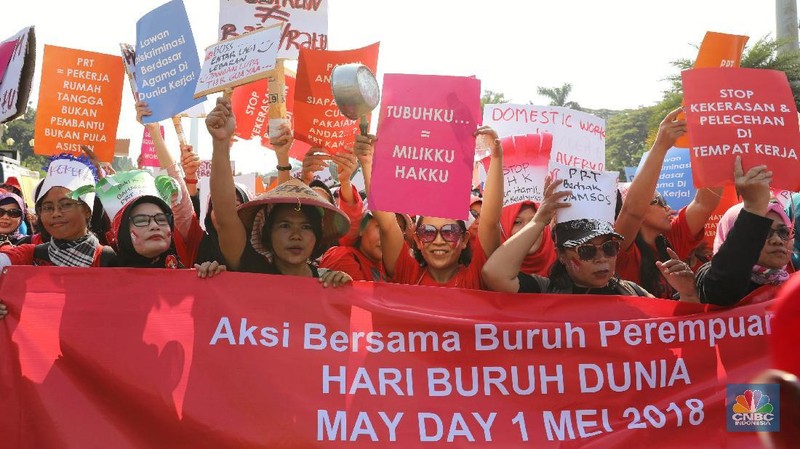 Dalam aksinya mereka meneriakan mengenai stop pelecehan seksual di tempat kerja, Kekerasan terhadap PRT.