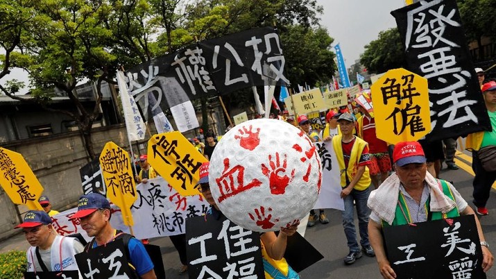 may day 2018 Protesters take part in a Labour Day protest to voice dissatisfaction with their government's labour policies, in Taipei, Taiwan May 1, 2018. REUTERS/Tyrone Siu