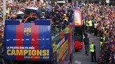 Barcelona menjadi penguasa Spanyol pada musim 2017/2018 setelah tampil menjadi juara La Liga dan Copa del Rey. Selain itu Barca juga meraih gelar Supercopa de Espana. (REUTERS/Albert Gea)
