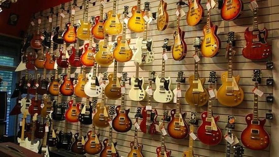 Gibson menempuh cara ini setelah tidak lagi mampu mengatasi tumpukan utang dan sejumlah masalah keuangan yang sedang dihadapi.