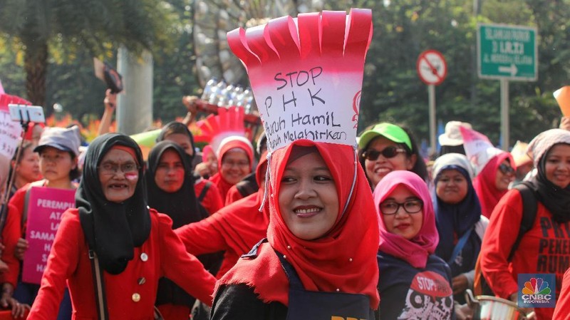 Dalam aksinya mereka meneriakan mengenai stop pelecehan seksual di tempat kerja, Kekerasan terhadap PRT.