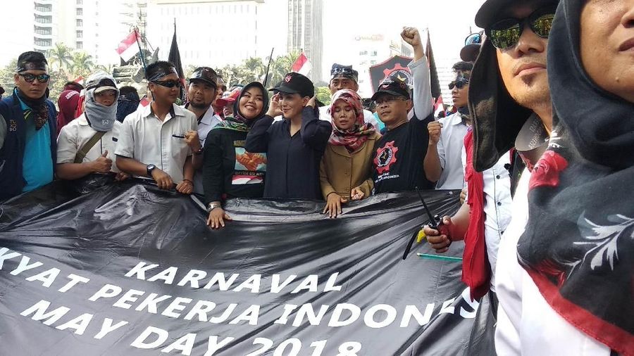Ketua umum Konfederasi Rakyat Pekerja Indonesia (KRPI) Rieke Diah Pitaloka hari ini memimpin aksi May Day dalam rangka memperingati hari buruh.
