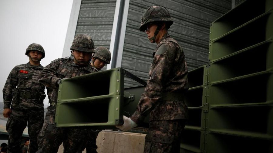 Tentara Korea Selatan membongkar pengeras suara yang didirikan untuk siaran propaganda di dekat zona demiliterisasi yang memisahkan kedua Korea