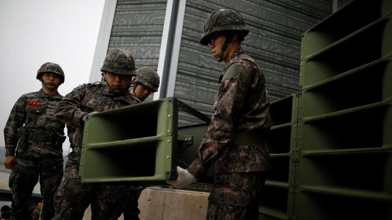 Tentara Korea Selatan membongkar pengeras suara yang didirikan untuk siaran propaganda di dekat zona demiliterisasi yang memisahkan kedua Korea