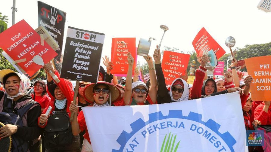 Dalam aksinya mereka meneriakan mengenai stop pelecehan seksual di tempat kerja, Kekerasan terhadap PRT.