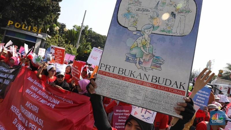 Dalam aksinya mereka meneriakan mengenai stop pelecehan seksual di tempat kerja, Kekerasan terhadap PRT.
