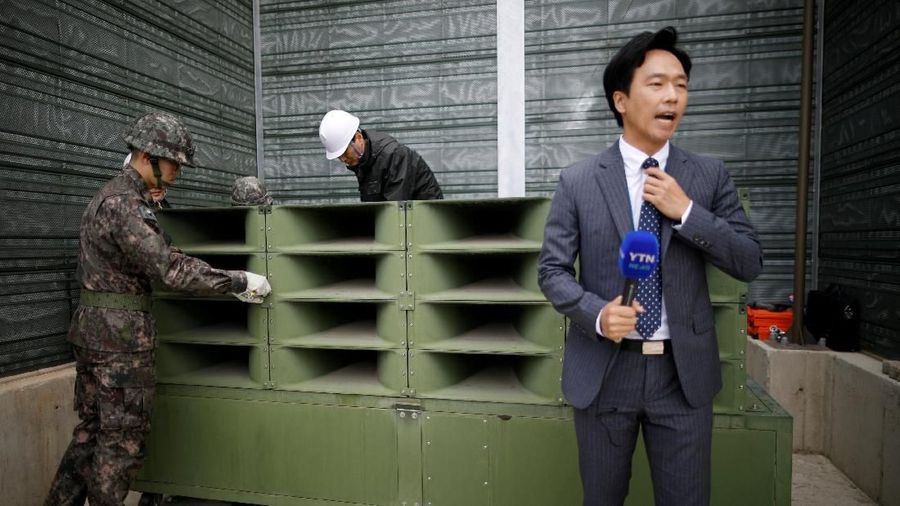 Tentara Korea Selatan membongkar pengeras suara yang didirikan untuk siaran propaganda di dekat zona demiliterisasi yang memisahkan kedua Korea