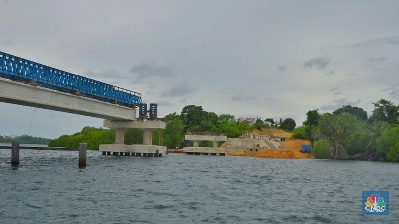 Pemerintah tengah membangun infrastruktur secara masif di seluruh wilayah RI.