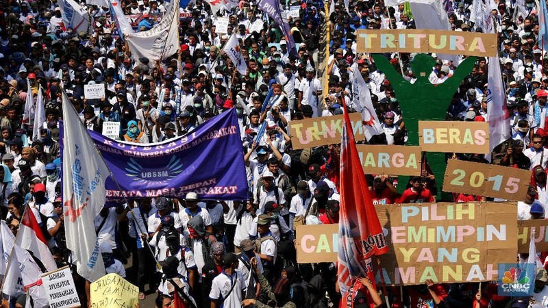 Ribuan massa aksi dari berbagai macam serikat pekerja melakukan aksi demo dalam perayaan Hari Buruh Internasional di Kawasan Bundaran Patung Kuda, Monas.