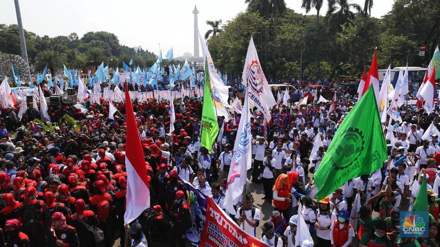 Ribuan massa aksi dari berbagai macam serikat pekerja melakukan aksi demo dalam perayaan Hari Buruh Internasional di Kawasan Bundaran Patung Kuda, Monas.