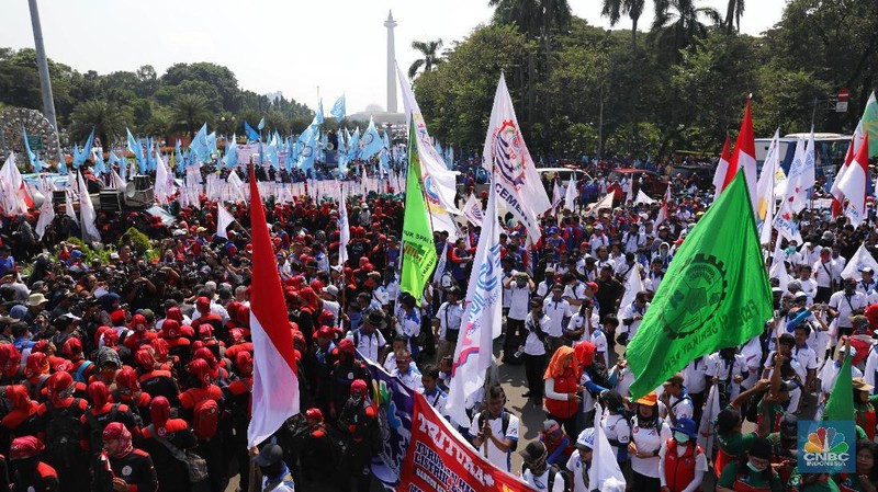 Ribuan massa aksi dari berbagai macam serikat pekerja melakukan aksi demo dalam perayaan Hari Buruh Internasional di Kawasan Bundaran Patung Kuda, Monas.