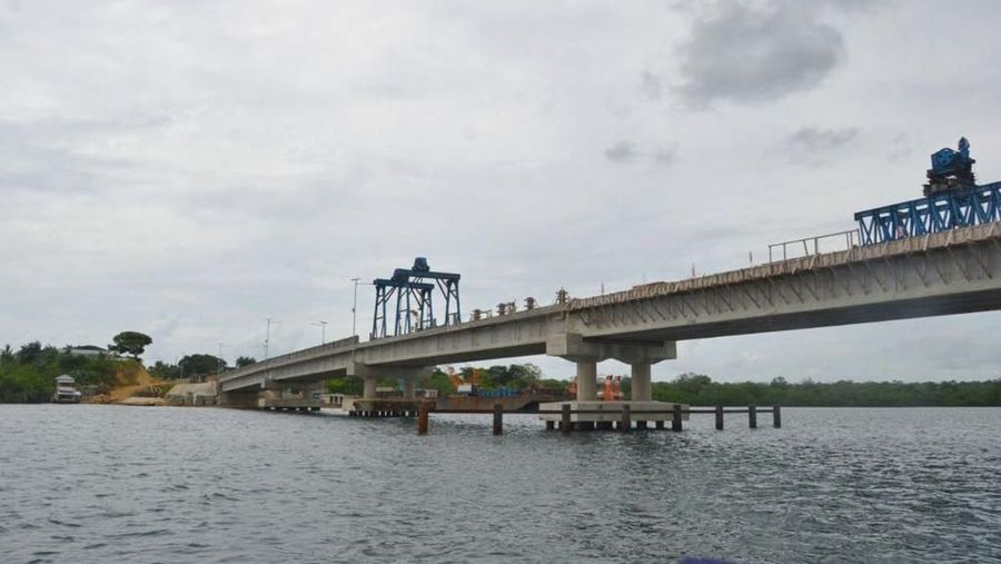 Pemerintah tengah membangun infrastruktur secara masif di seluruh wilayah RI.