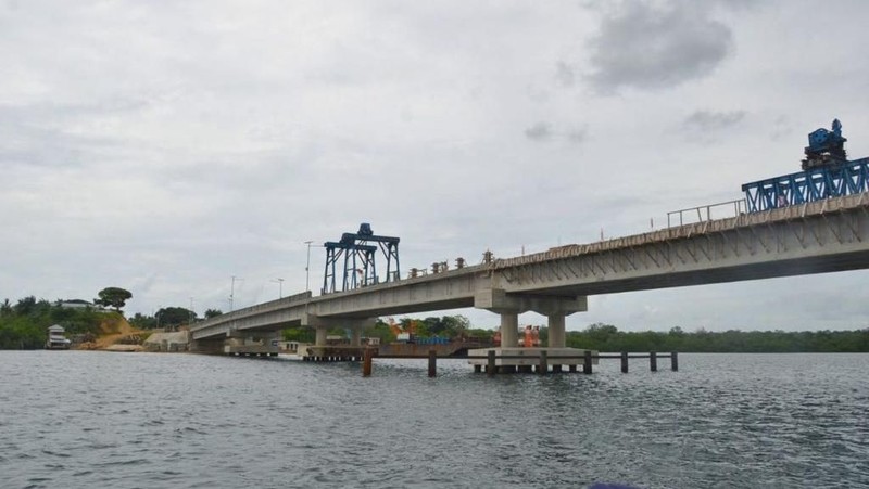 Pemerintah tengah membangun infrastruktur secara masif di seluruh wilayah RI.