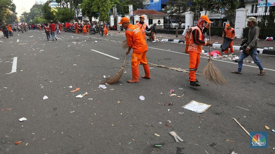 Aksi Para Petugas Kebersihan Bersihkan Sampah Usai Demo Buruh