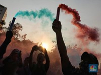 Warna-warni Gas Asap Tutup Aksi May Day di Jakarta