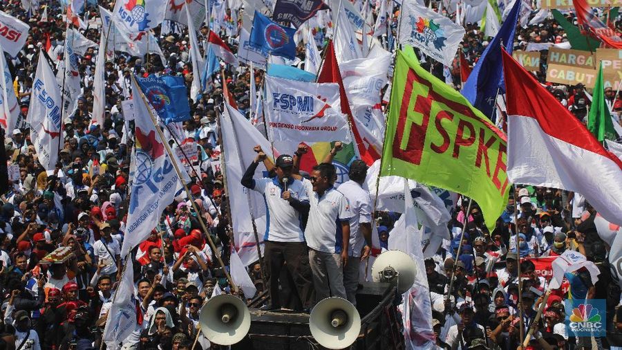 Ribuan massa aksi dari berbagai macam serikat pekerja melakukan aksi demo dalam perayaan Hari Buruh Internasional di Kawasan Bundaran Patung Kuda, Monas.