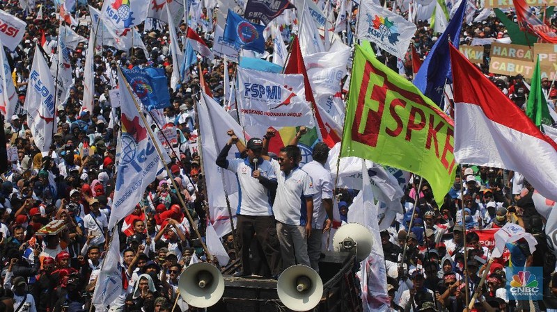 Ribuan massa aksi dari berbagai macam serikat pekerja melakukan aksi demo dalam perayaan Hari Buruh Internasional di Kawasan Bundaran Patung Kuda, Monas.
