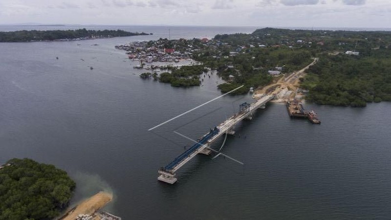 Pemerintah tengah membangun infrastruktur secara masif di seluruh wilayah RI.