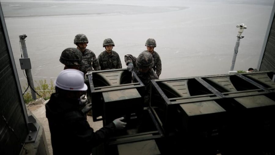 Tentara Korea Selatan membongkar pengeras suara yang didirikan untuk siaran propaganda di dekat zona demiliterisasi yang memisahkan kedua Korea