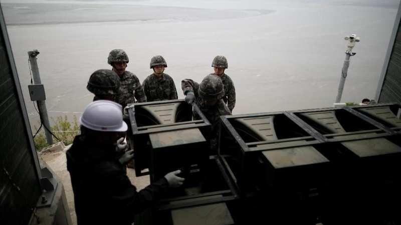 Tentara Korea Selatan membongkar pengeras suara yang didirikan untuk siaran propaganda di dekat zona demiliterisasi yang memisahkan kedua Korea