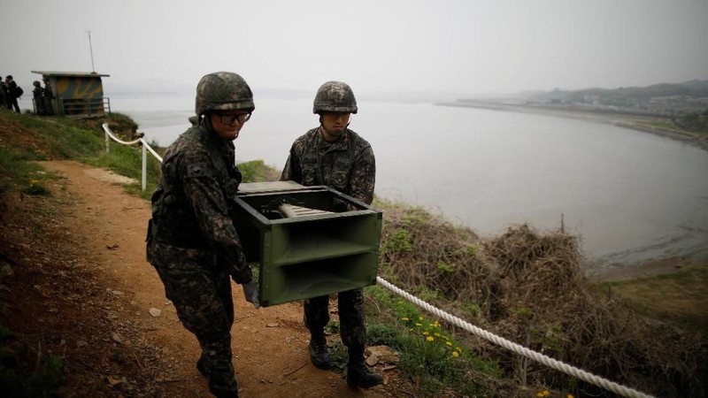Tentara Korea Selatan membongkar pengeras suara yang didirikan untuk siaran propaganda di dekat zona demiliterisasi yang memisahkan kedua Korea
