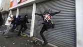 Dalam foto ini adalah seorang demonstran yang merusak sebuah bank saat bentrokan di tengah unjuk rasa di Santiago, Chile. (REUTERS/Ivan Alvarado)