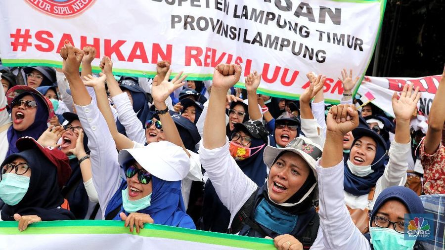 Mereka menuntut pemerintah memberikan keadilan bagi seluruh pekerja pelayanan publik di pemerintahan.