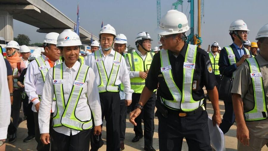 Menteri BUMN Rini Soemarno bersama President of China Railway Corporation meninjau Proyek Inlet Tunnel Kereta Cepat Jakarta Bandung (KCJB)
