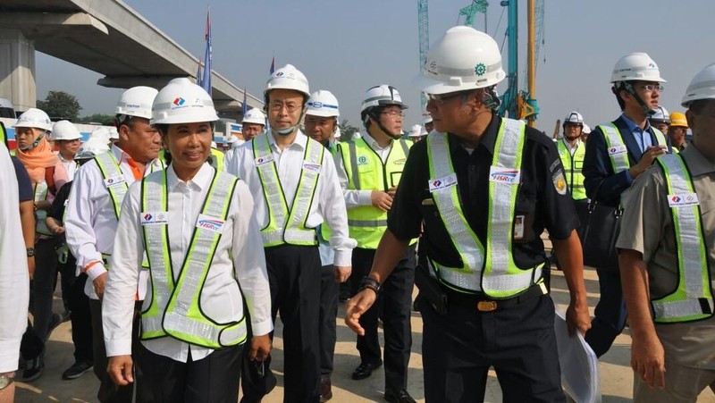 Menteri BUMN Rini Soemarno bersama President of China Railway Corporation meninjau Proyek Inlet Tunnel Kereta Cepat Jakarta Bandung (KCJB)