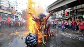 Peringatan Hari Buruh atau May Day kerap dijadikan ajang protes di berbagai penjuru dunia. Patung Rodrigo Duterte ini menjadi salah satu sasaran kemarahan di Filipina. (REUTERS/Romeo Ranoco)