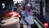 Selain itu, ada juga anak-anak yang menyeberangi perahu untuk mengikuti kelas. Meski tanpa seragam dan sepatu, anak-anak bersemangat mengikuti pelajaran, baik di dalam kelas maupun di atas perahu. (CNN Indonesia/ Hesti Rika)