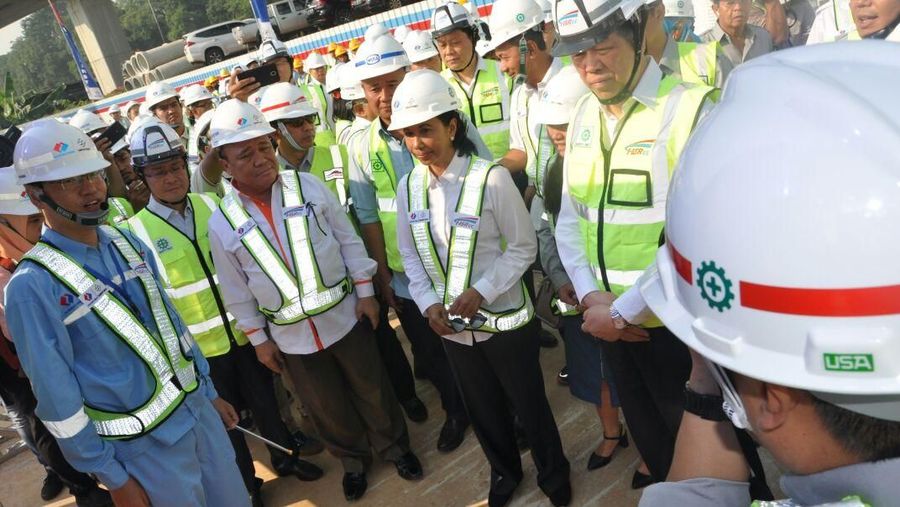 Menteri BUMN Rini Soemarno bersama President of China Railway Corporation meninjau Proyek Inlet Tunnel Kereta Cepat Jakarta Bandung (KCJB)