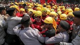 Di Indonesia pun kaum pekerja meluapkan protes dan berbenturan dengan polisi. (REUTERS/Beawiharta)