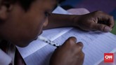 Hari Pendidikan Nasional kembali diperingati pada Rabu (2/5). Meski demikian, ternyata belum semua anak mendapatkan pendidikan yang layak. Terlebih bagi anak-anak nelayan di pesisir pantai. (CNN Indonesia/ Hesti Rika)