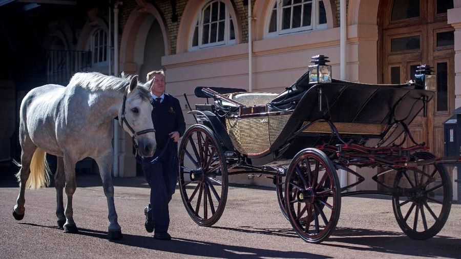 Philip Barnard-Brown, Pelatih Senior di Istana Buckingham Mews, memimpin Windsor Grey, salah satu dari empat kuda yang akan menarik kereta di pernikahan Pangeran Harry dan Meghan Markle, melewati kereta Ascot Landau, di Royal Mews di Buckingham Istana, London. Gambar diambil 1 Mei 2018. REUTERS / Victoria Jones / Pool