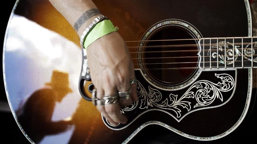 Gitar merk Gibson merupakan salah satu gitar iconic dikalangan musisi besar.