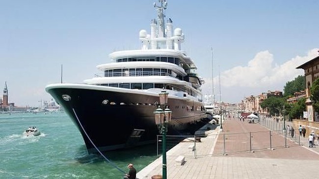 Sakti! Superyacht Sahabat Putin Berhasil Tembus Blokade Selat Hormuz