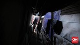 Untuk mencapai sekolah non formal untuk anak- anak nelayan di Cilincing yang telah berdiri sejak 2008 itu, anak-anak melewati lorong sempit di perkampungan nelayan padat penduduk. (CNN Indonesia/ Hesti Rika)