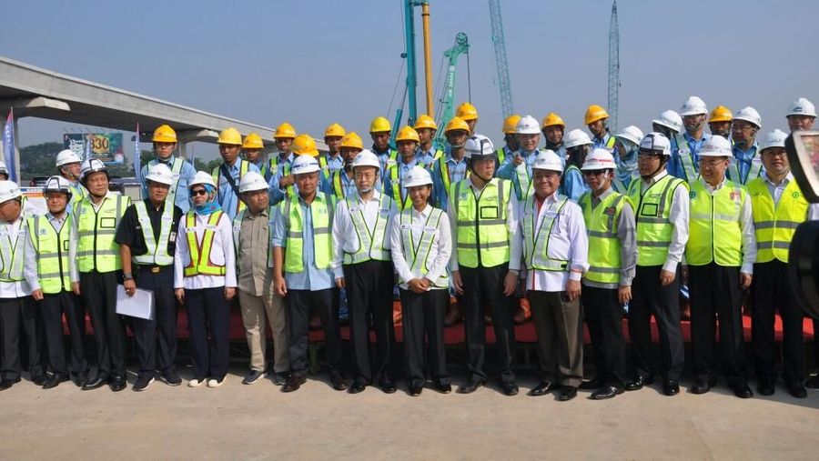 Menteri BUMN Rini Soemarno bersama President of China Railway Corporation meninjau Proyek Inlet Tunnel Kereta Cepat Jakarta Bandung (KCJB)