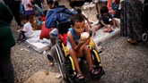 Anak ini adalah salah satu keluarga tunawisma yang tinggal di gedung yang terbakar. Usai insiden kebakaran ini, belum diketahui di mana ia akan berteduh kelak. (REUTERS/Nacho Doce)