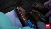 Terdapat dua kelas di Sekolah Merah Putih. Di pagi hari untuk anak-anak PAUD dengan usia 4 tahun dan siang hari untuk anak-anak kelas kesetaraan dengan usia 6 hingga 17 tahun. (CNN Indonesia/ Hesti Rika)